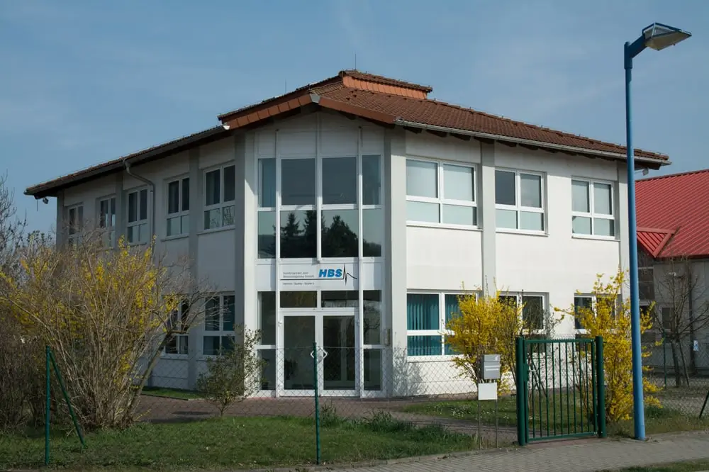 Dieses Foto zeigt das Firmengebäude von HBS Sondergeräte und Steuerungsbau GmbH.